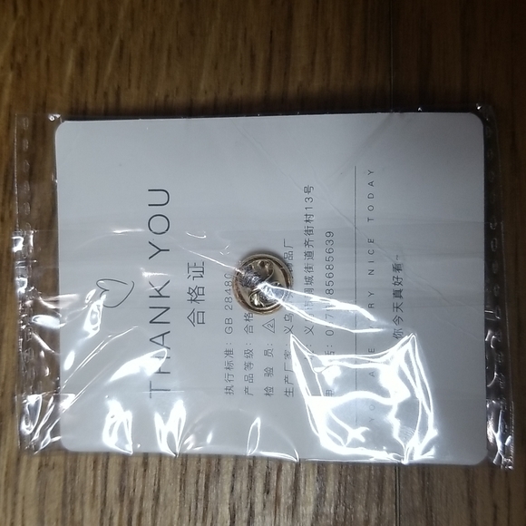 NWT n y u Whale Enamel Pin - Picture 2 of 2